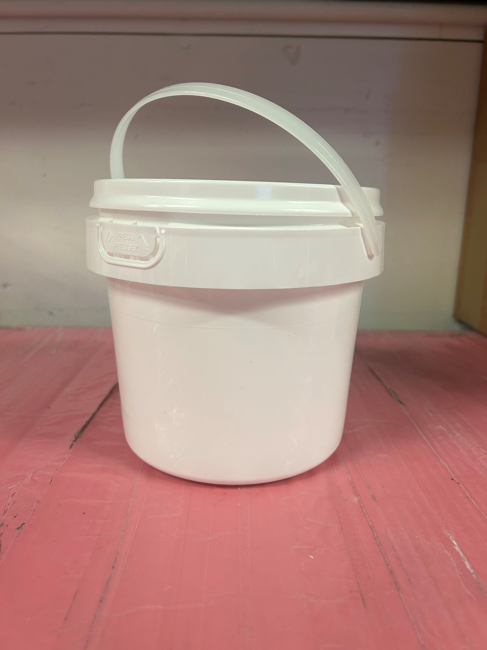 2 L White Pail w/ Lid